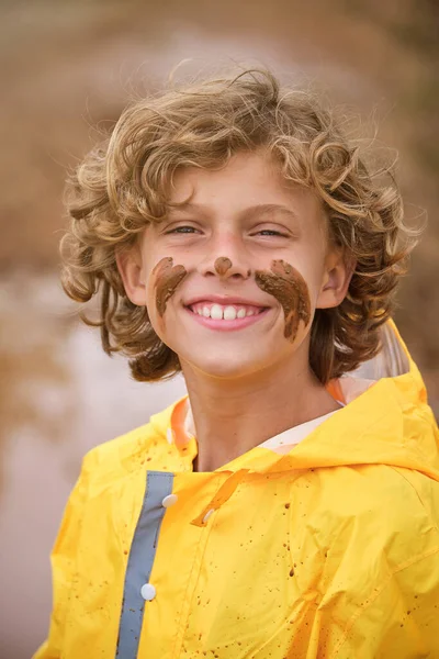 Wesołe Dziecko Żółtym Płaszczu Przeciwdeszczowym Patrząc Kamerę Uśmiechając Się Stojąc — Zdjęcie stockowe
