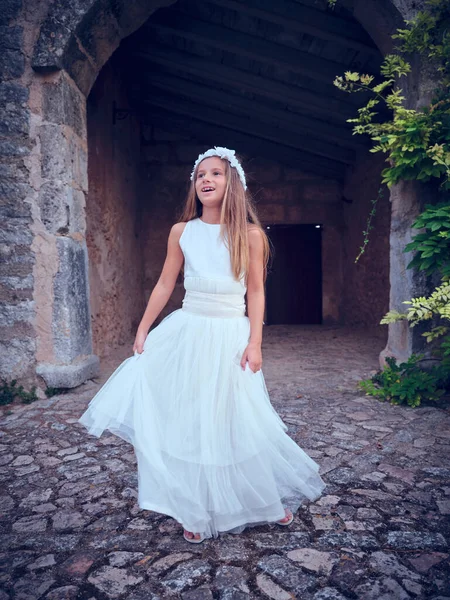 Longitud Completa Bastante Adolescente Usando Maxi Vestido Blanco Elegante Diadema —  Fotos de Stock