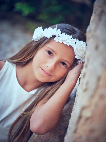 Vreedzame Schattige Tiener Draagt Witte Bloemen Krans Elegante Jurk Leunend — Stockfoto