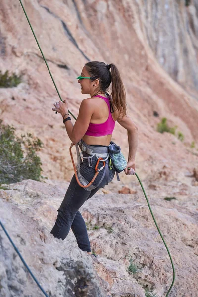 Side View Young Female Hiker Sunglasses Holding Rope While Ascending — Stock Photo, Image
