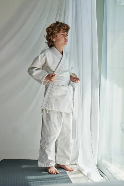 Celé Tělo Zamyšleného Kudrnatého Bosého Dítěte Bílém Kimonu Stojící Panoramatického — Stock fotografie