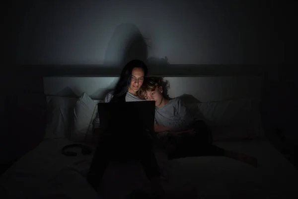 Vrouw Met Zoon Casual Dragen Browsing Laptop Terwijl Het Doen — Stockfoto