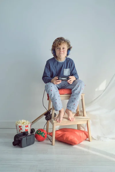Full Kropp Bedårande Fokuserad Tonåring Pojke Sitter Pall Med Hörlurar — Stockfoto