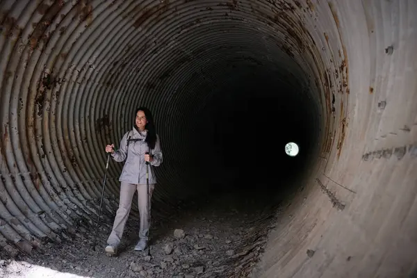 Corpo Inteiro Fêmea Hispânica Ativa Com Postes Caminhada Longo Túnel — Fotografia de Stock