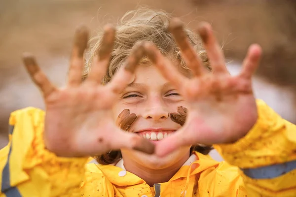 Беззаботный Ребенок Грязными Отметинами Лице Жёлтом Плаще Смотрящий Камеру Дождливый — стоковое фото