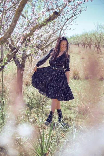 Corpo Cheio Encantadora Mulher Hispânica Vestido Passeando Campo Perto Árvores — Fotografia de Stock