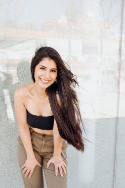 Duvarın yanında duran güzel kadın