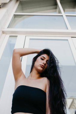 pencerenin poz kadın