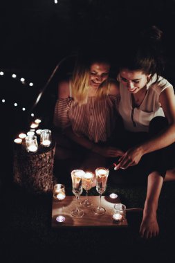 Gece bahçesinde dinlenen mumları olan çift