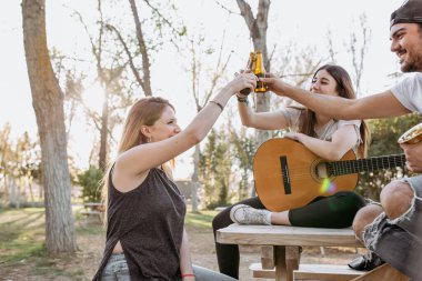 Parkta bira içen genç müzisyenler