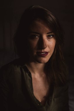 Karanlık odada güzel bir kadın