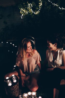 Gece bahçesinde dinlenen mumları olan çift