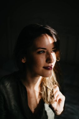 Karanlık odada güzel bir kadın