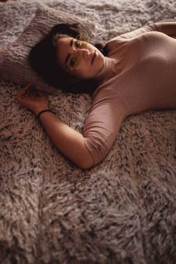 genç kadın yatakta yatarken