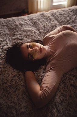 genç kadın yatakta yatarken