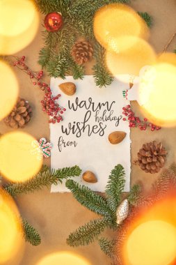 Noel tebriklerini Noel süslemeleri ve ışıkları ile birlikte el yapımı güzel bir mektupla yazdılar..