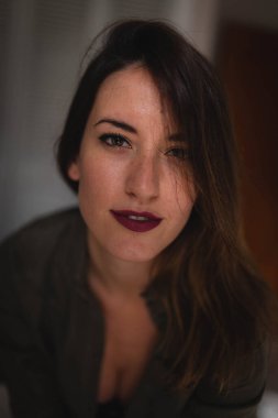 Karanlık odada güzel bir kadın