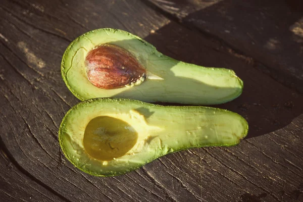 Von Oben Die Hälften Frischer Grüner Avocado Mit Samen Die — Stockfoto