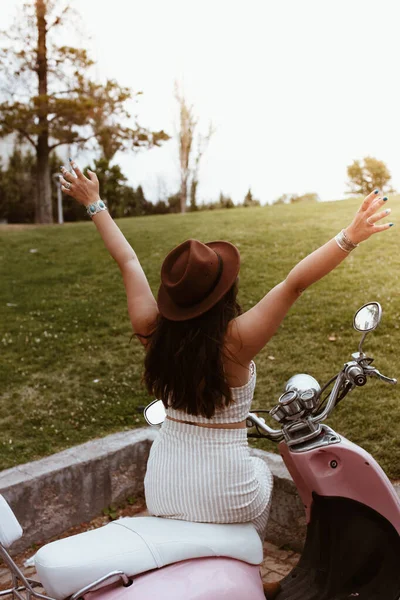 Bisiklette Oturan Uzun Saçlı Çekici Bir Kadın Açık Ellerle Güneşle — Stok fotoğraf
