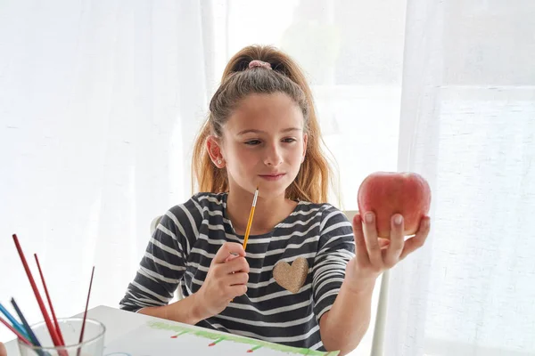 Pensive Mädchen Mit Pinsel Blick Auf Den Apfel Der Hand — Stockfoto