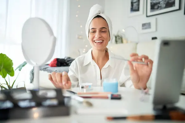 Mutlu Gülümseyen Yetişkin Kadın Etkileyicinin Evde Aynanın Önünde Makyaj Yaparken — Stok fotoğraf