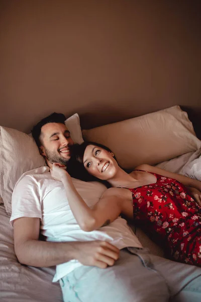 Szczęśliwa Para Przytulająca Się Łóżka — Zdjęcie stockowe