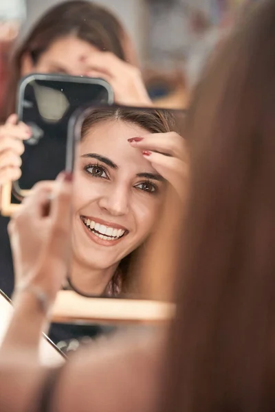 Joyful Fêmea Colheita Com Cabelos Longos Olhando Para Reflexão Espelho — Fotografia de Stock