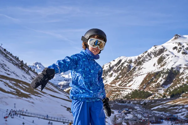Gözlüklü Kasklı Sırıtan Kollarını Karlı Dağlara Doğru Uzatan Kayak Merkezi — Stok fotoğraf