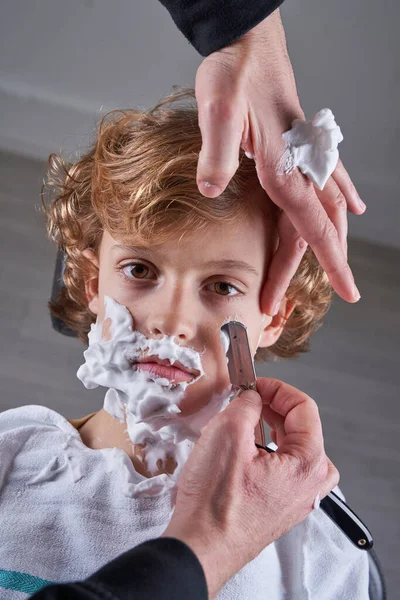 Junge Rasiert Sich Einem Friseurladen — Stockfoto