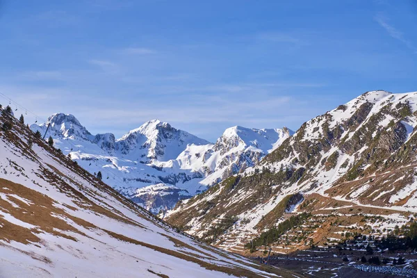 高地の晴れた日の青空に面したスキーリゾートの雪の山の尾根と谷 — ストック写真