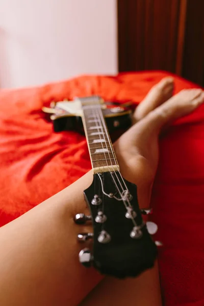 Зверху Жінка Гітаристка Сидить Босоніж Ліжку Електричним Музичним Інструментом Вдома — стокове фото