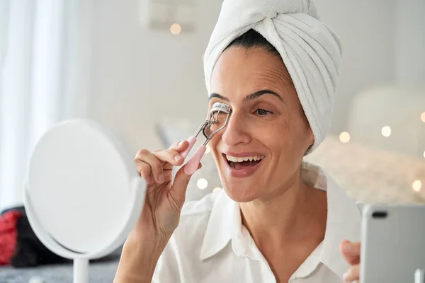 Cheerful Adult Female Influencer Towel Head Using Eyelash Curler While — Stock Photo, Image