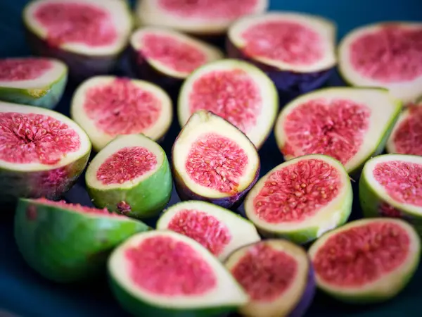 반으로 무화과 열매를 반으로 세라믹 접시에 — 스톡 사진