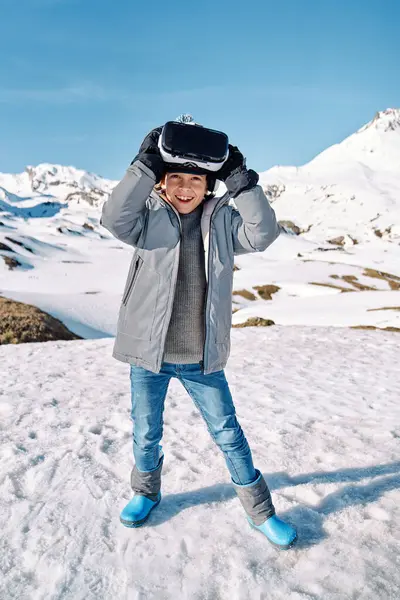 Cuerpo Completo Niño Alegre Con Ropa Abrigo Auriculares Realidad Virtual — Foto de Stock