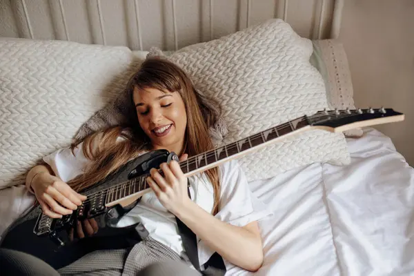 Зверху Молода Брюнетка Жінка Грає Гітарі Ліжку — стокове фото