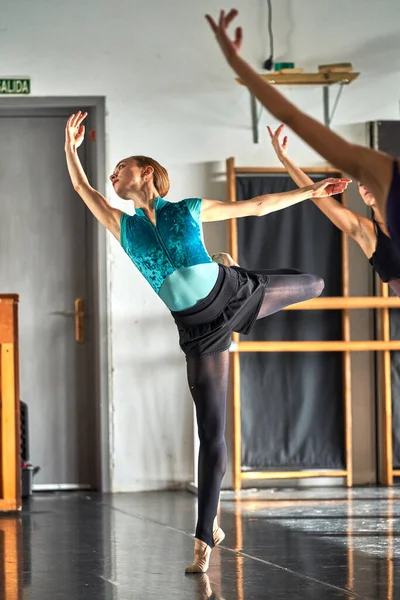 Bailarines Ballet Calentándose Bailando Una Academia Baile — Foto de Stock