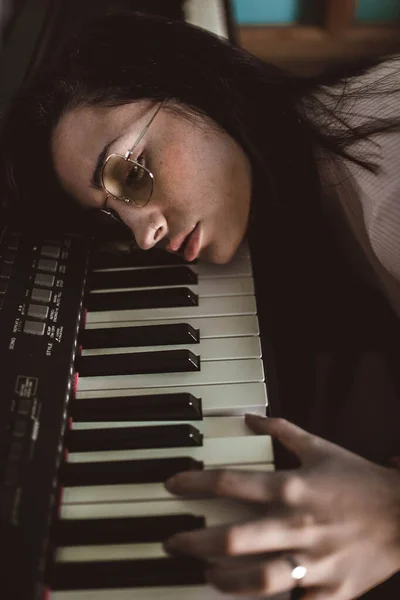 Молода Жінка Головою Відпочиває Піаніно Окулярах — стокове фото