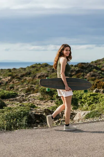 Sidovy Glada Unga Kvinnliga Skateboardåkare Med Longboard Promenader Gångväg Samtidigt — Stockfoto