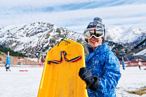 Güneşli Bir Kayak Merkezinde Karlı Dağ Sırtında Dikilen Sarı Plastik — Stok fotoğraf