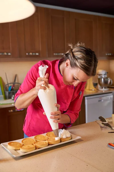 Pasta Şefi Masanın Yanında Duran Turtaların Üstünde Mutfak Çantasından Krema — Stok fotoğraf