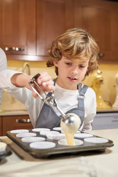 Bedårande Pojke Förkläde Hälla Cupcake Smet Från Scoop Bakning Bricka — Stockfoto