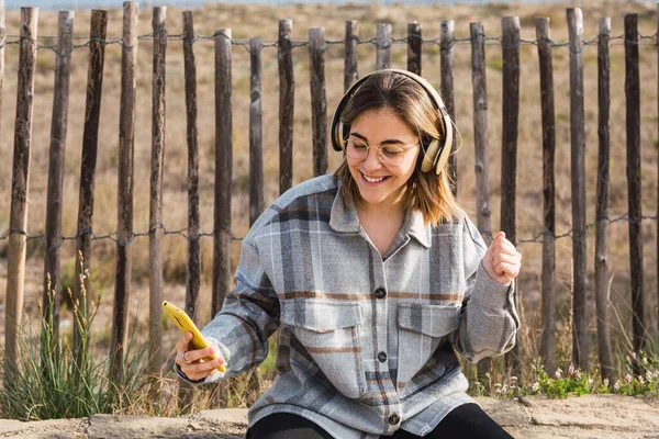 Zelfverzekerde Trendy Vrouwelijke Tiener Geruite Shirt Hoed Glimlachen Het Luisteren — Stockfoto