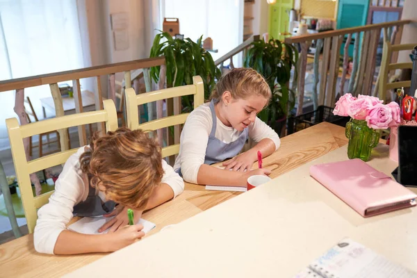 Von Oben Zeichnen Kleine Jungen Und Mädchen Auf Weißen Papierblättern — Stockfoto