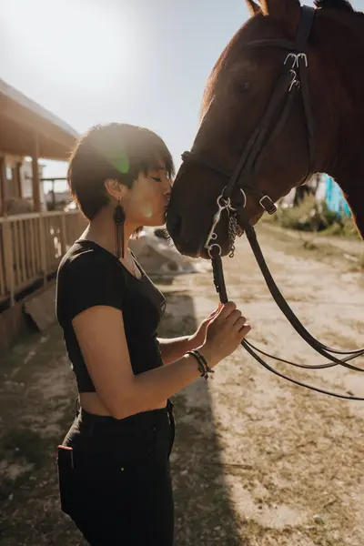 Молодая Женщина Закрытыми Глазами Целует Лошадь Проводя Время Ранчо Солнечный — стоковое фото