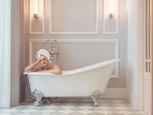 Gorgeous Female Towel Head Sitting White Soaker Tub Light Classic — Stock Photo, Image