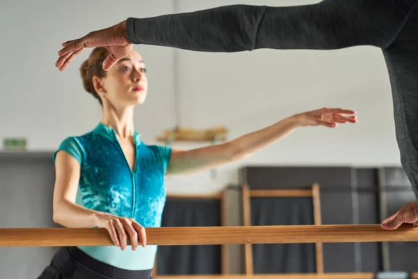 Bailarín Ballet Calentándose Bailando Una Academia Danza —  Fotos de Stock