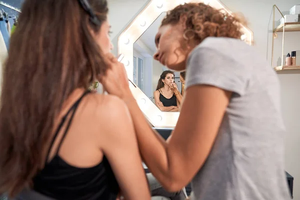 Profesyonel Kadın Üstat Müşterinin Dudaklarına Ruj Sürüyor Aynaya Yaslanmış Aydınlık — Stok fotoğraf
