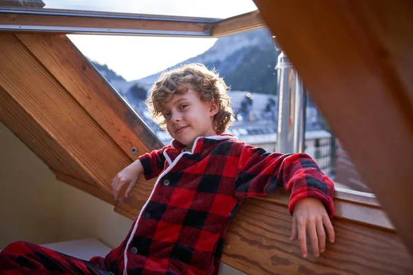 Kırmızı Pijamalı Olumlu Bir Çocuk Mansard Penceresine Yaslanmış Gündüz Evdeki — Stok fotoğraf