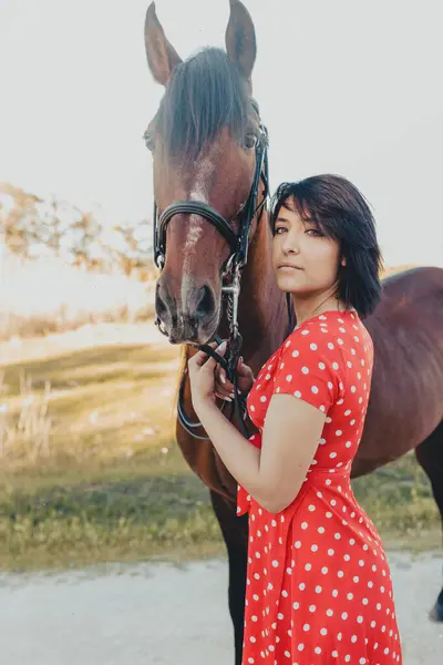 Молодая Женщина Длинно Красном Платье Лошадью Стоя Ранчо Солнечный День — стоковое фото