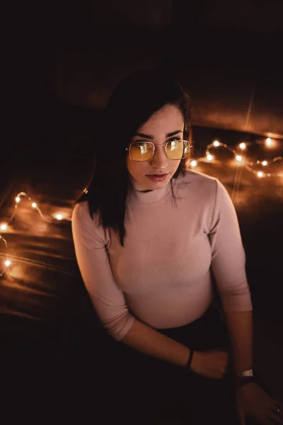 Sarı Gözlükleri Arka Plan Işıkları Olan Genç Bir Kadın — Stok fotoğraf
